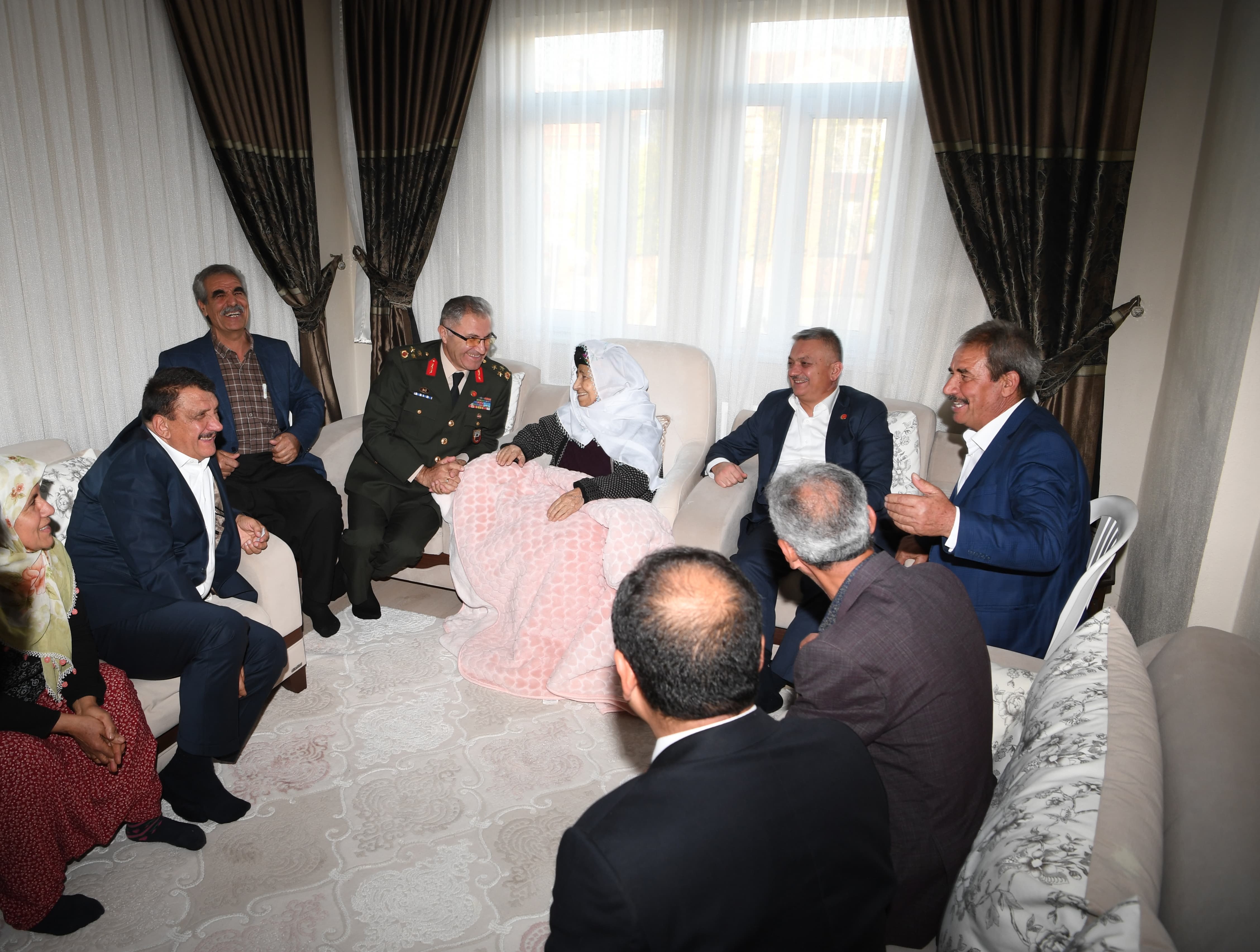 Başkan Gürkan, 100 yaşındaki çınarları ziyaret etti