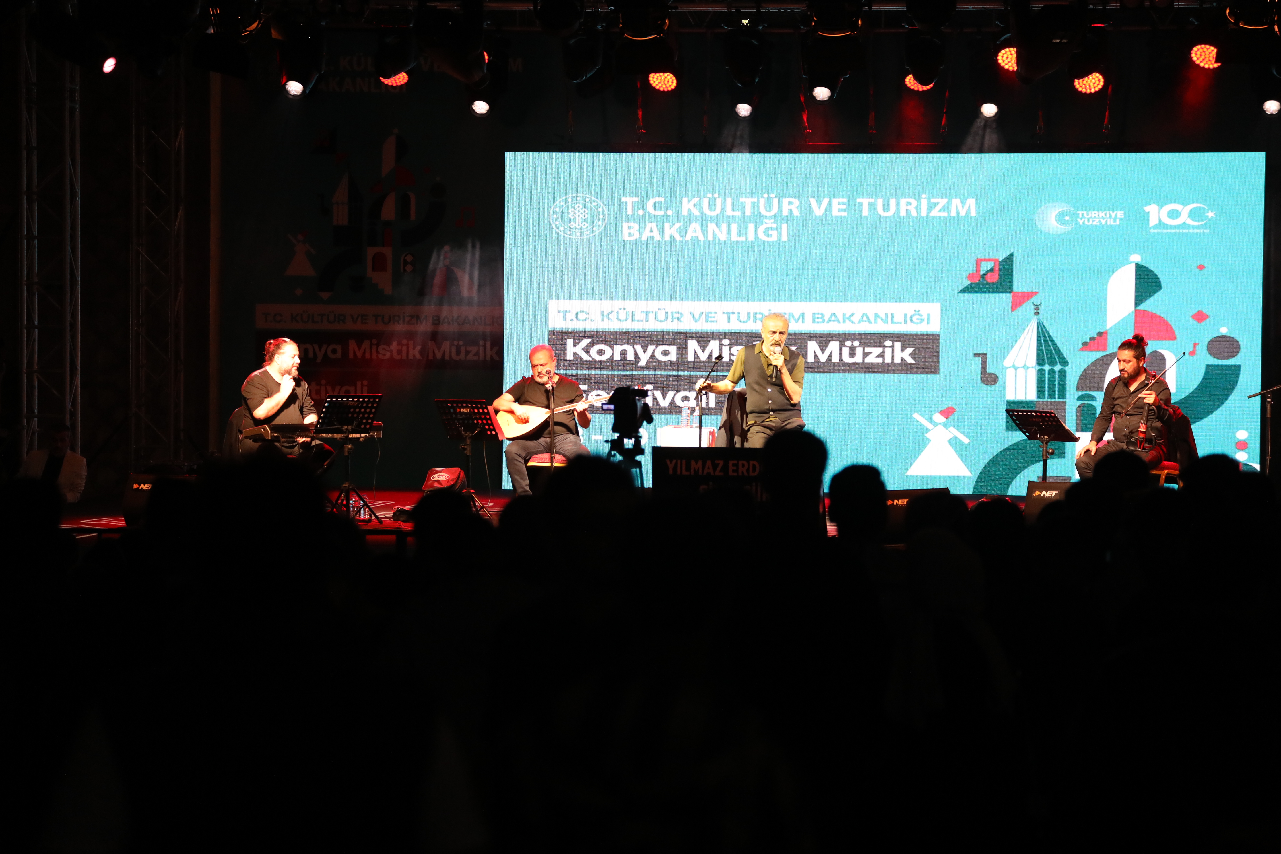 Konya Mistik Müzik Festivali’nin son gününde Yılmaz Erdoğan, Konyalılarla buluştu