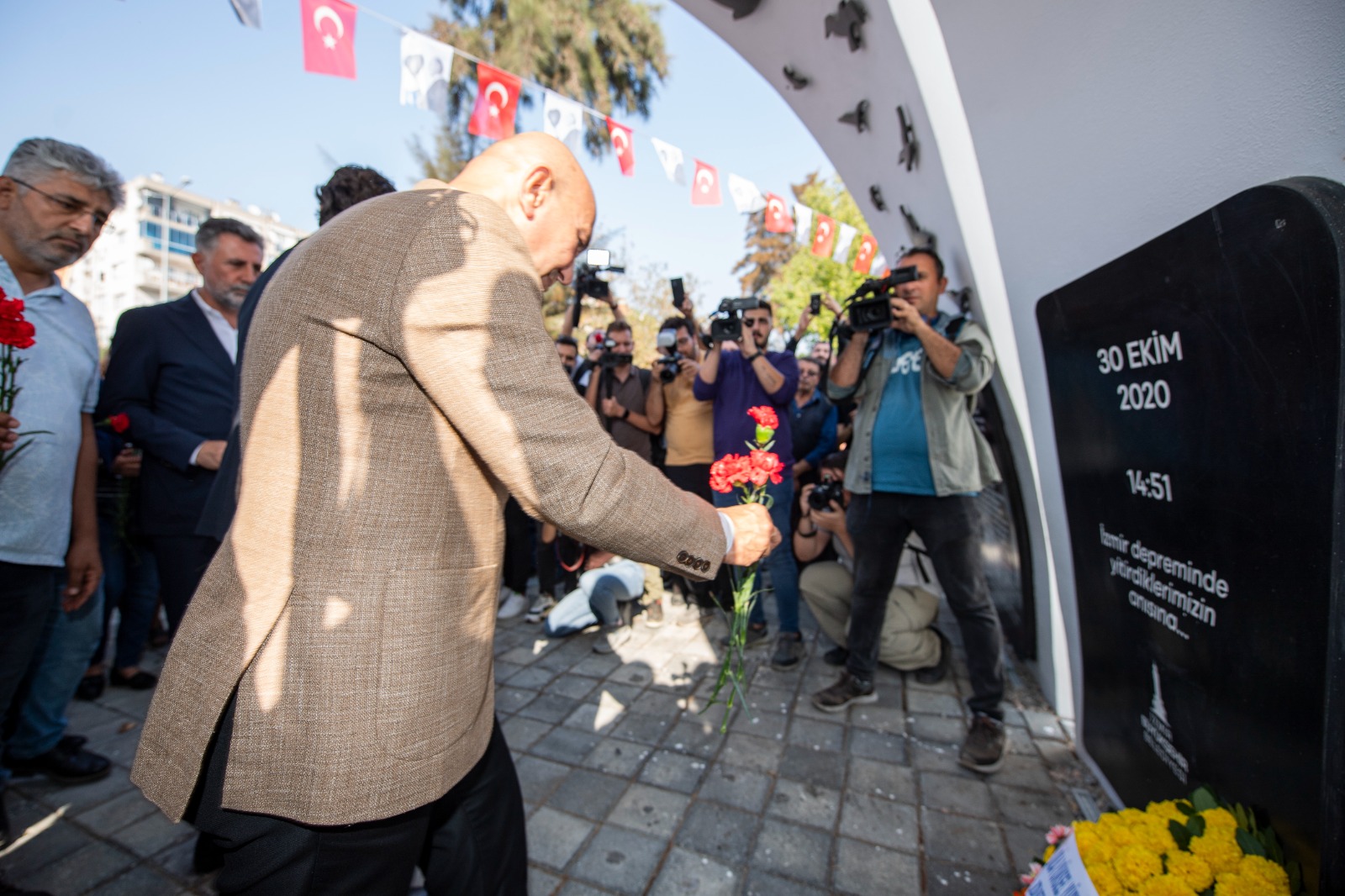 İzmir depreminde yaşamını yitirenler aanıldı