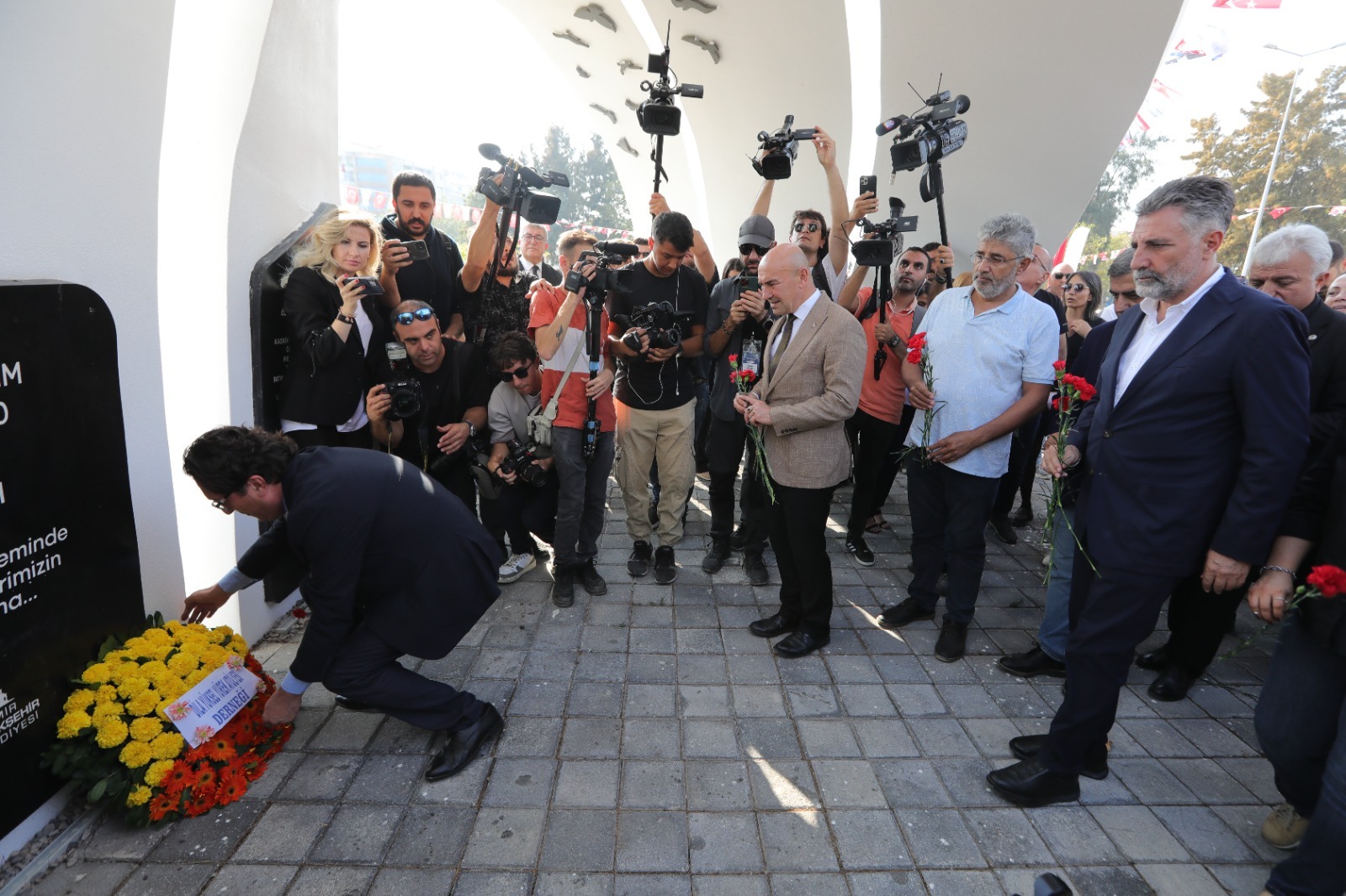 İzmir depreminde yaşamını yitirenler aanıldı