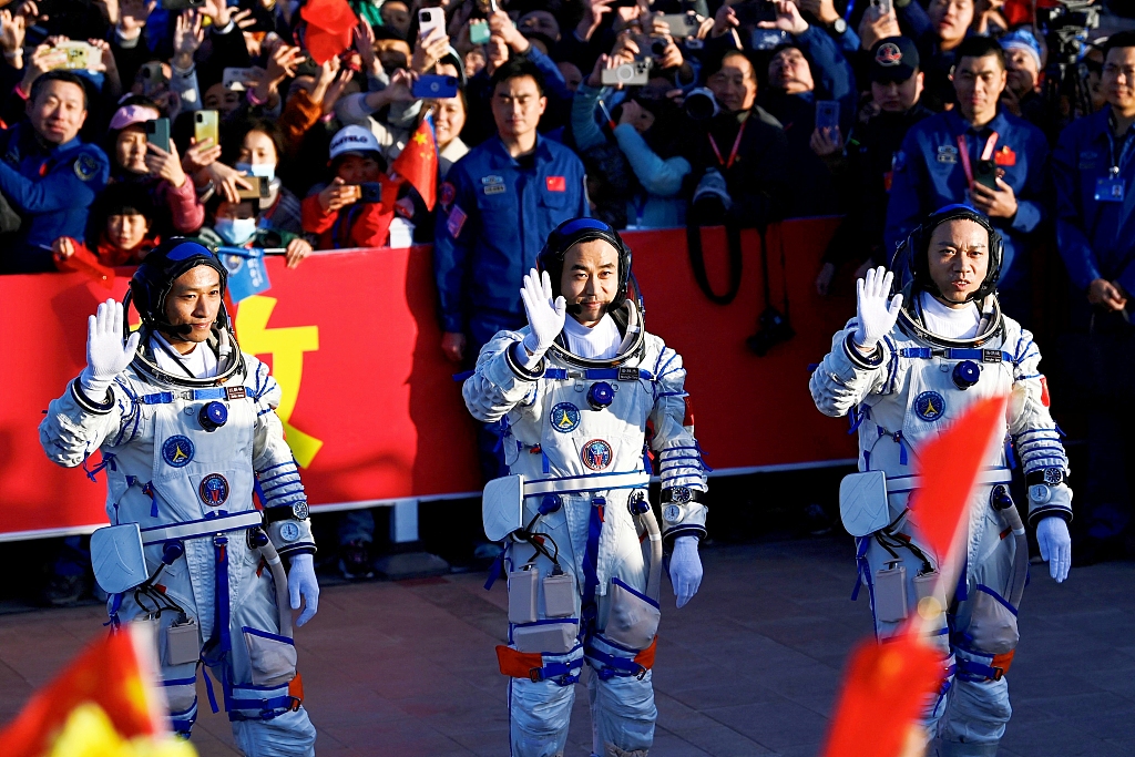 Çin Shenzhou-17 insanlı uzay aracını uzaya gönderdi