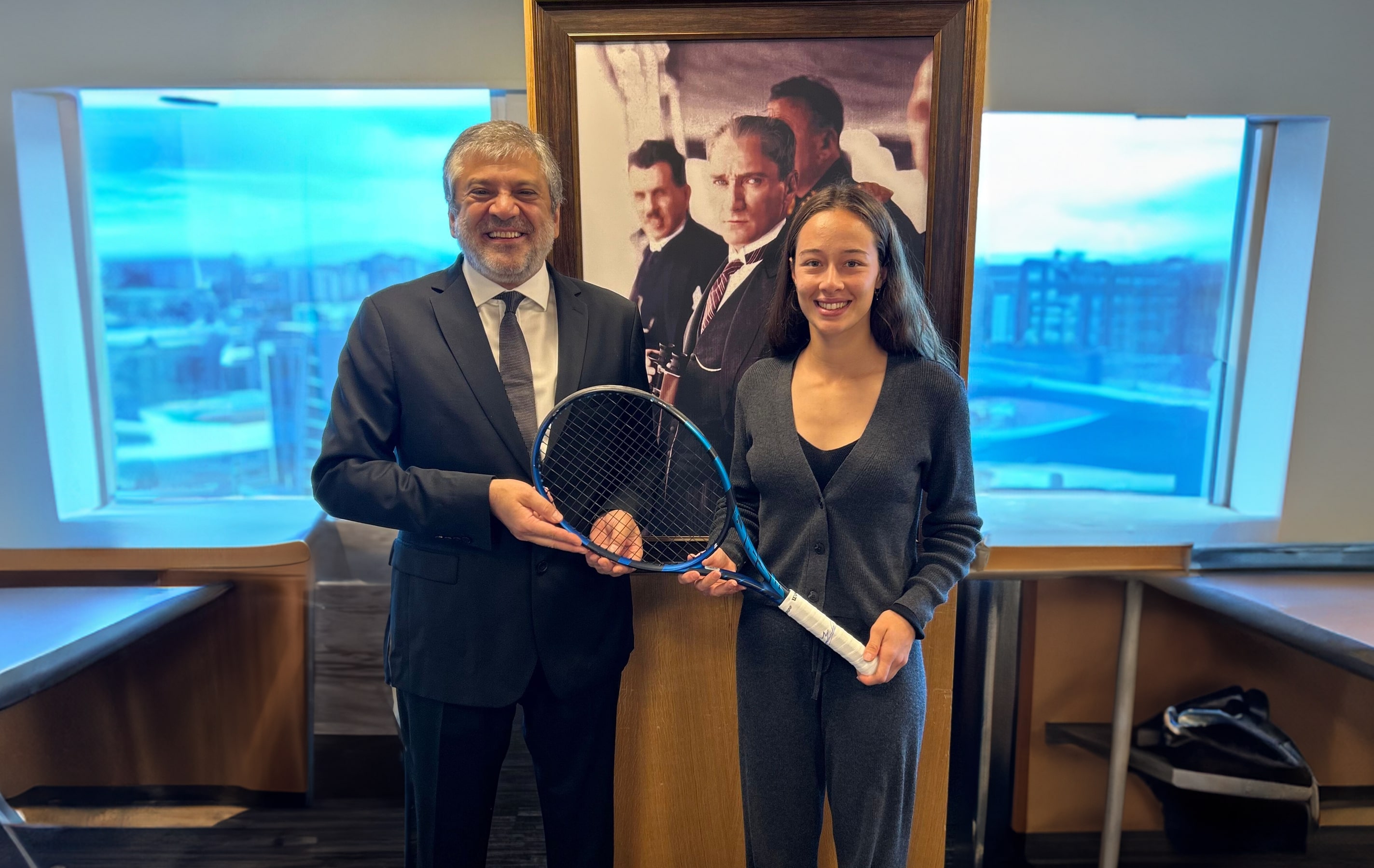 Globelink Ünimar, başarılı milli tenisçi Zeynep Sönmez’e sponsor oldu