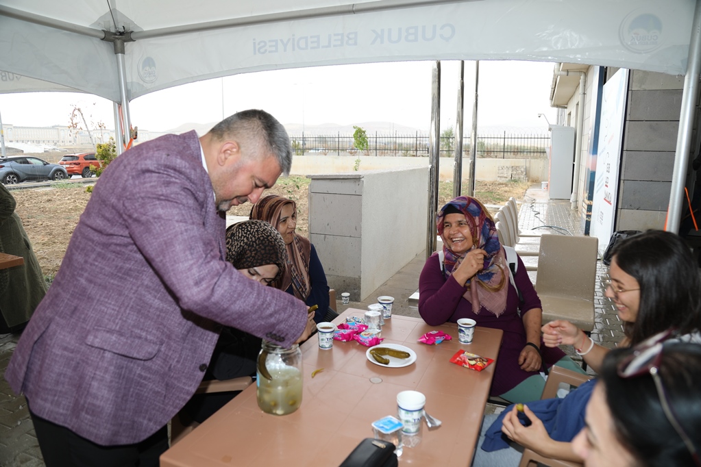 Çubuk Belediyesi üniversite öğrencilerine ve yakınlarına ikramlarda bulundu