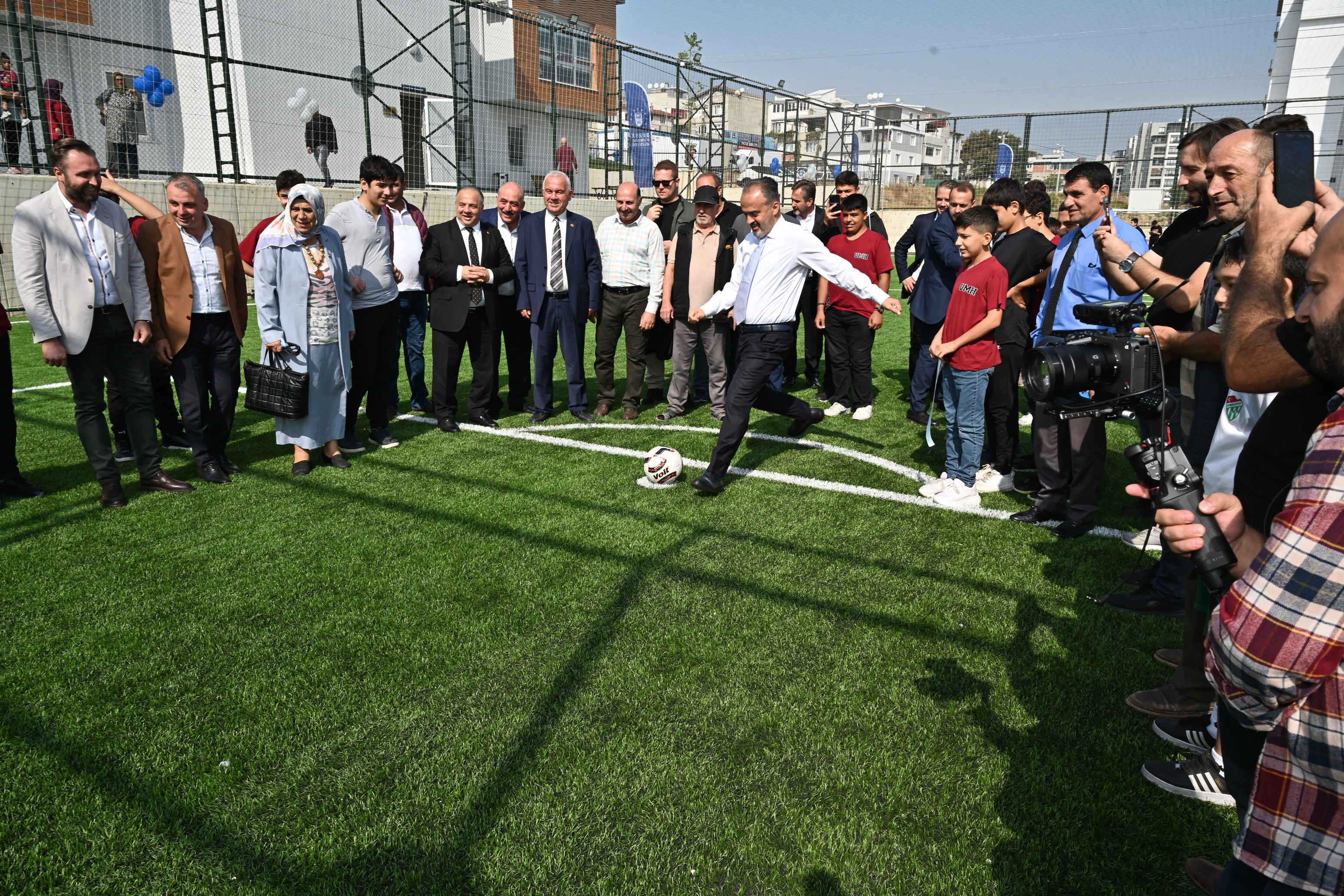 Bursa’da Gençlik ve Spor Merkezi törenle hizmete açıldı