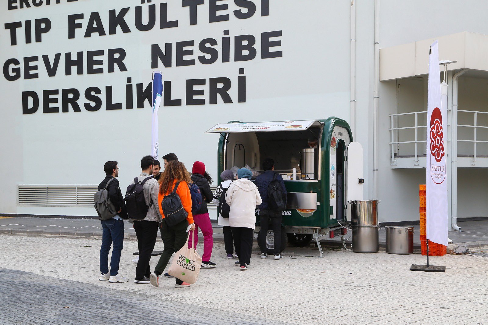 Kayseri’de üniversitelilere sıcak çorba dağıtım noktası kuruldu