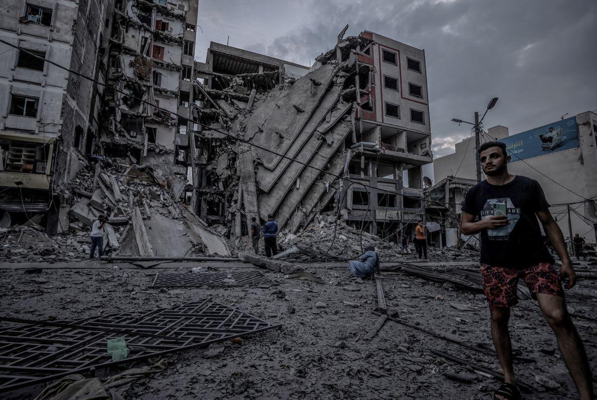 İşgalci İsrail, Gazze’deki Ulusal İslam Bankası’nı vurdu