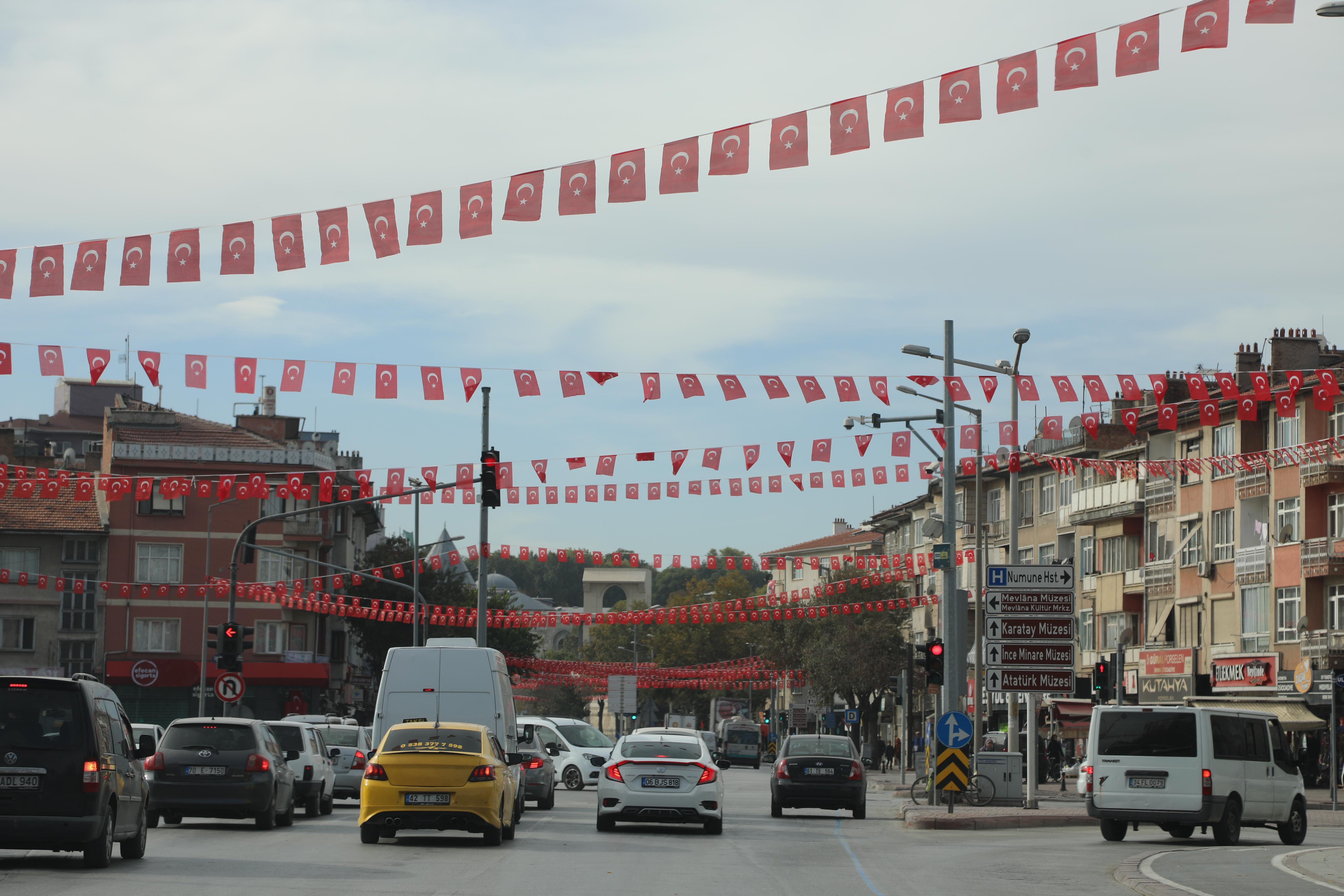 Konya’nın caddeleri Türk bayrağı ile donatıldı