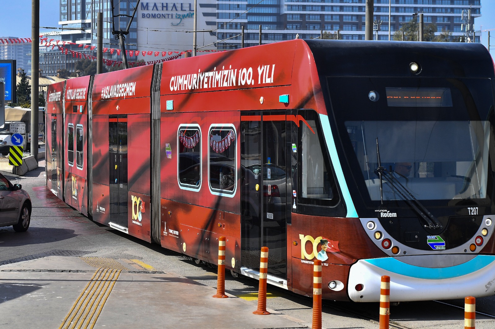 100’üncü yıla özel tramvaylar İzmir sokaklarında