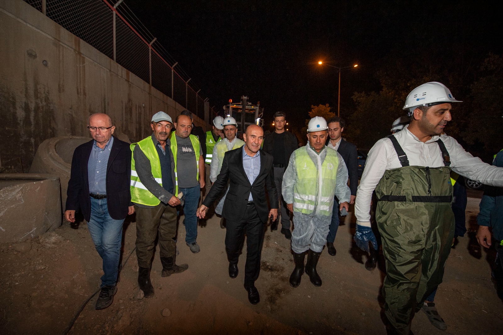 Başkan Soyer yer altında çalışan kanal işçilerini ziyaret etti