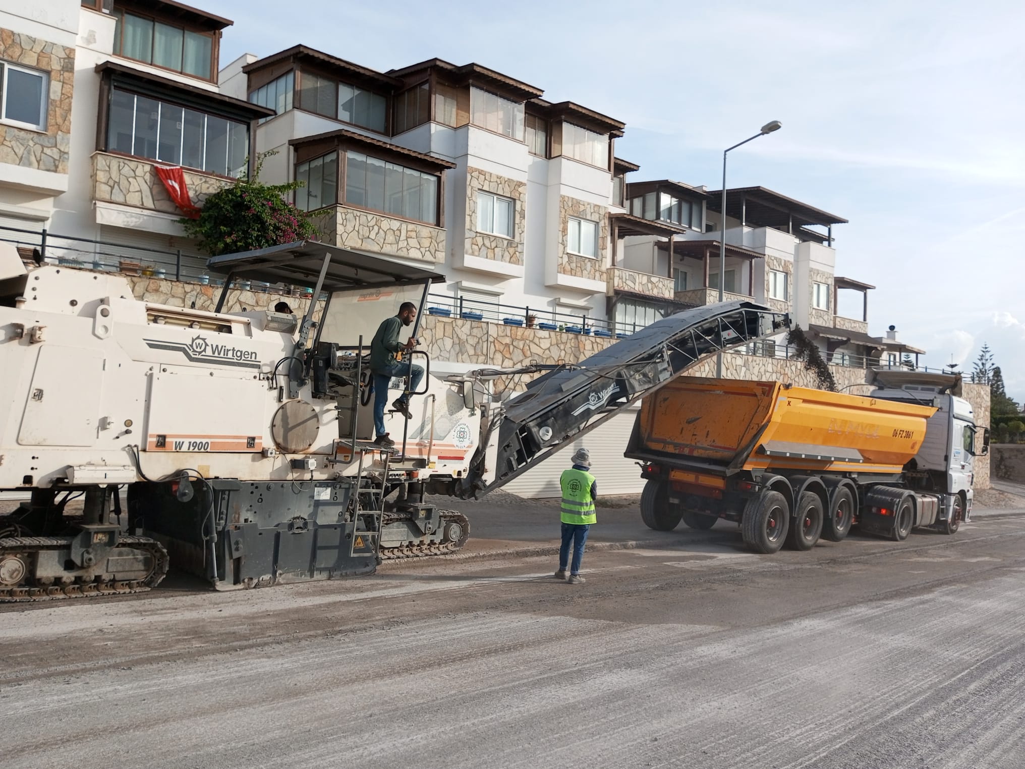 Bodrum’da sıcak asfalt çalışmaları devam ediyor