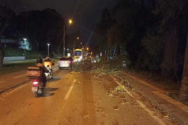 Bursa’da fırtına kaynaklı 607 olaya müdahale edildi