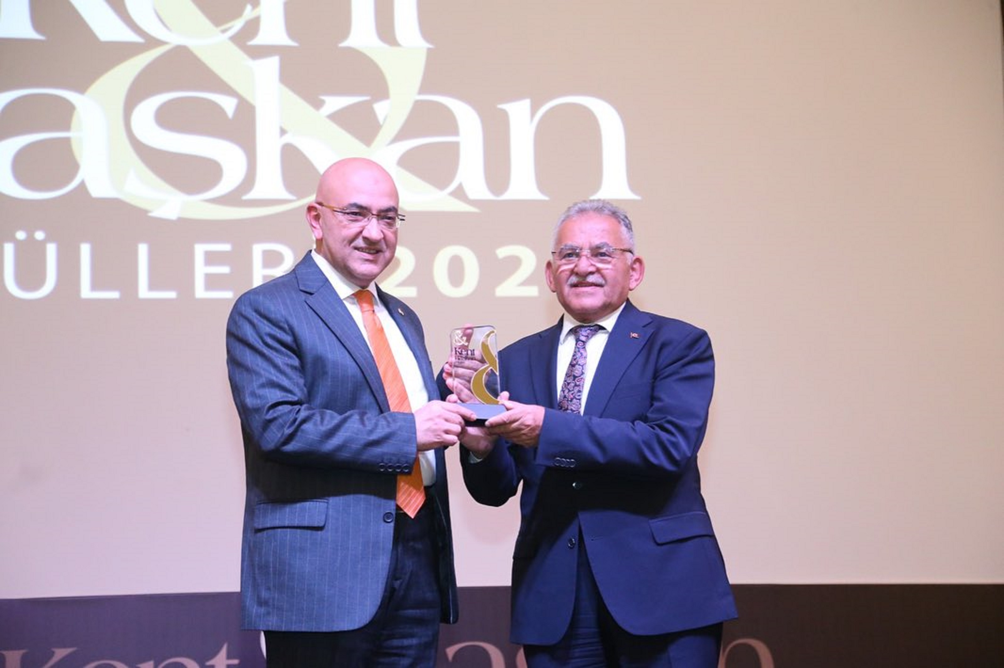 Başkan Büyükkılıç’a İç Anadolu Bölgesi’nin en başarılı belediye başkanı ödülü verildi