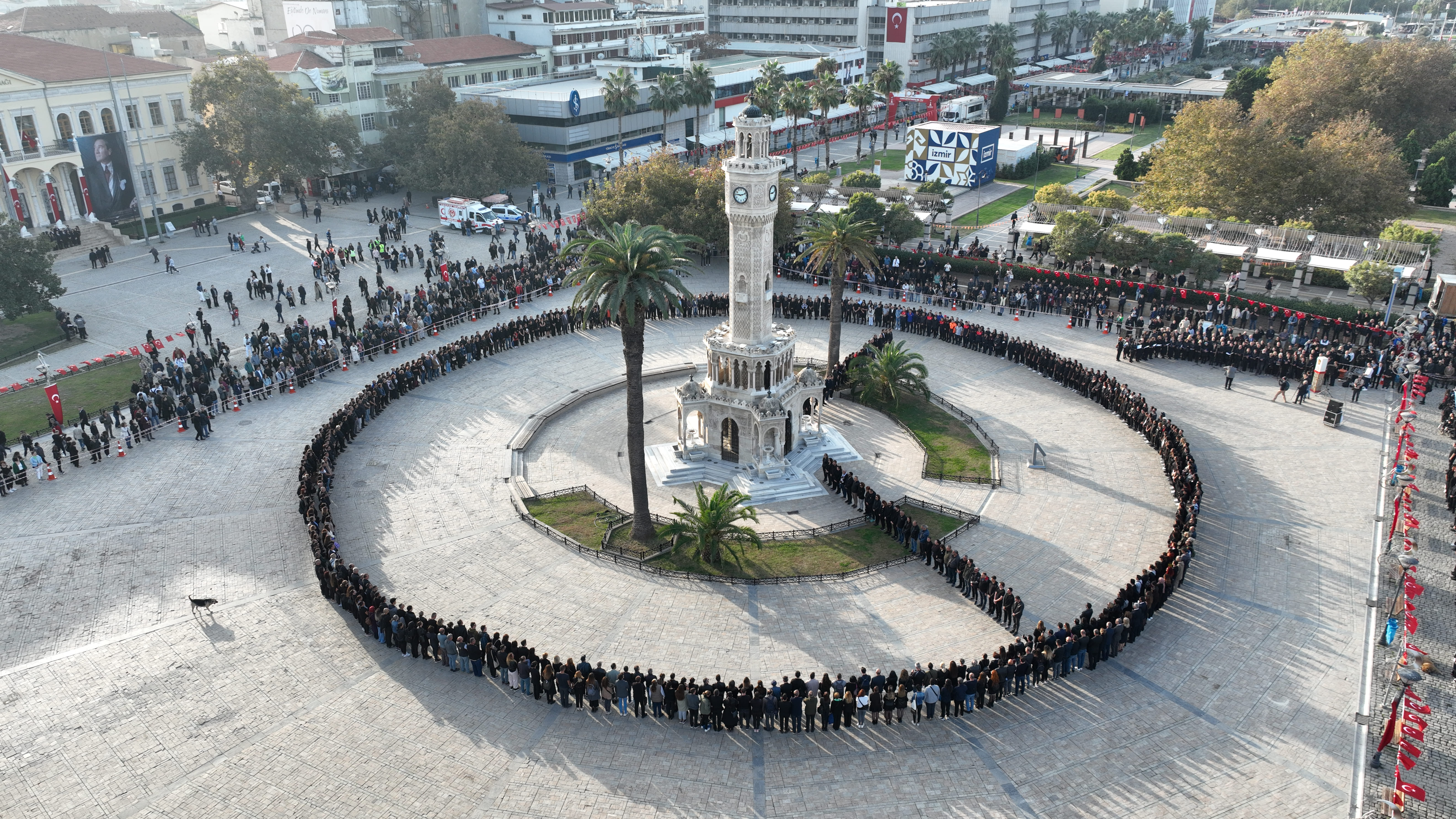 İzmir’de “7’den 77’ye İzindeyiz” koreografisi ile Atatürk anıldı