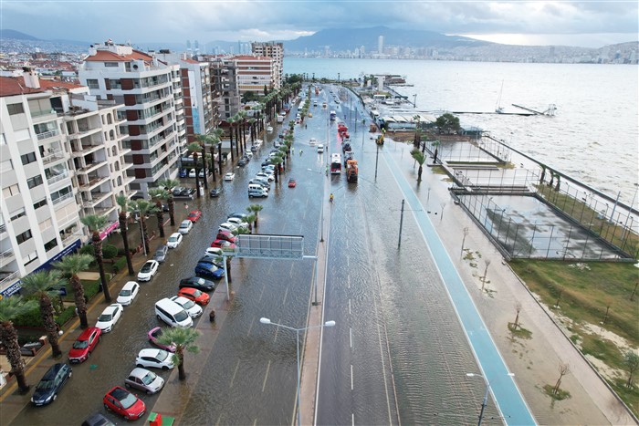 İzmir’de deniz seviyesi 1 metre yükseldi