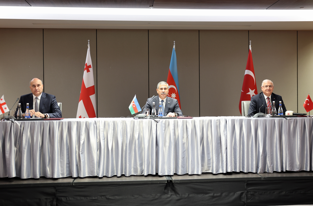 Bakü’de Türkiye-Azerbaycan-Gürcistan Savunma Bakanları Toplantısı gerçekleşti