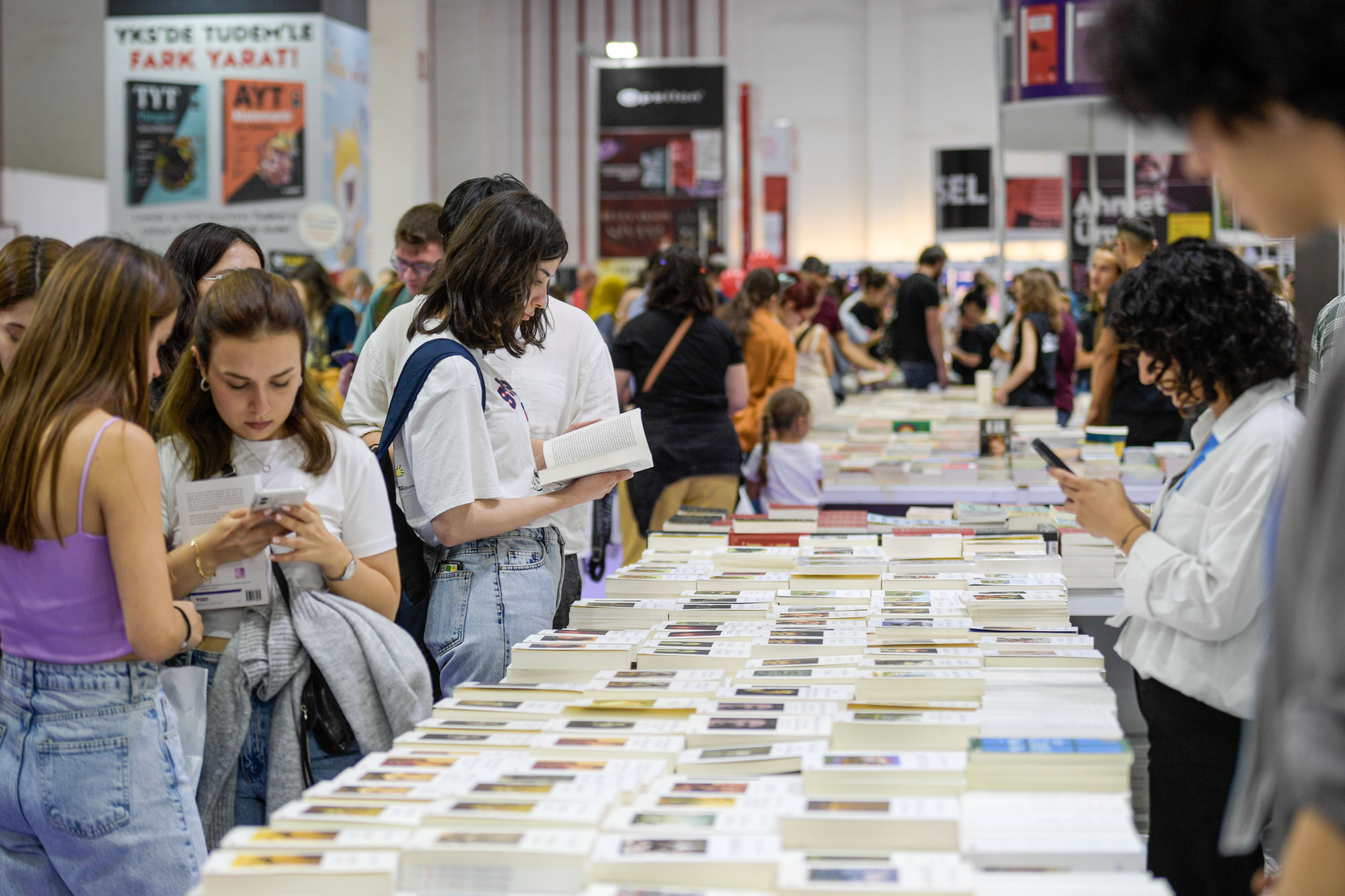 İzmir Kitap Fuarı, imza günleri, etkinlikler ve söyleşilerle devam ediyor