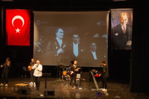 Atatürk’ün Sevdiği Şarkıları Hakan Aysev ÇOSB’de seslendirdi…