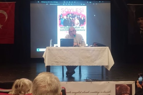 İzmir’de “Atatürkçülük ve Sosyal Demokrasi” konuşuldu