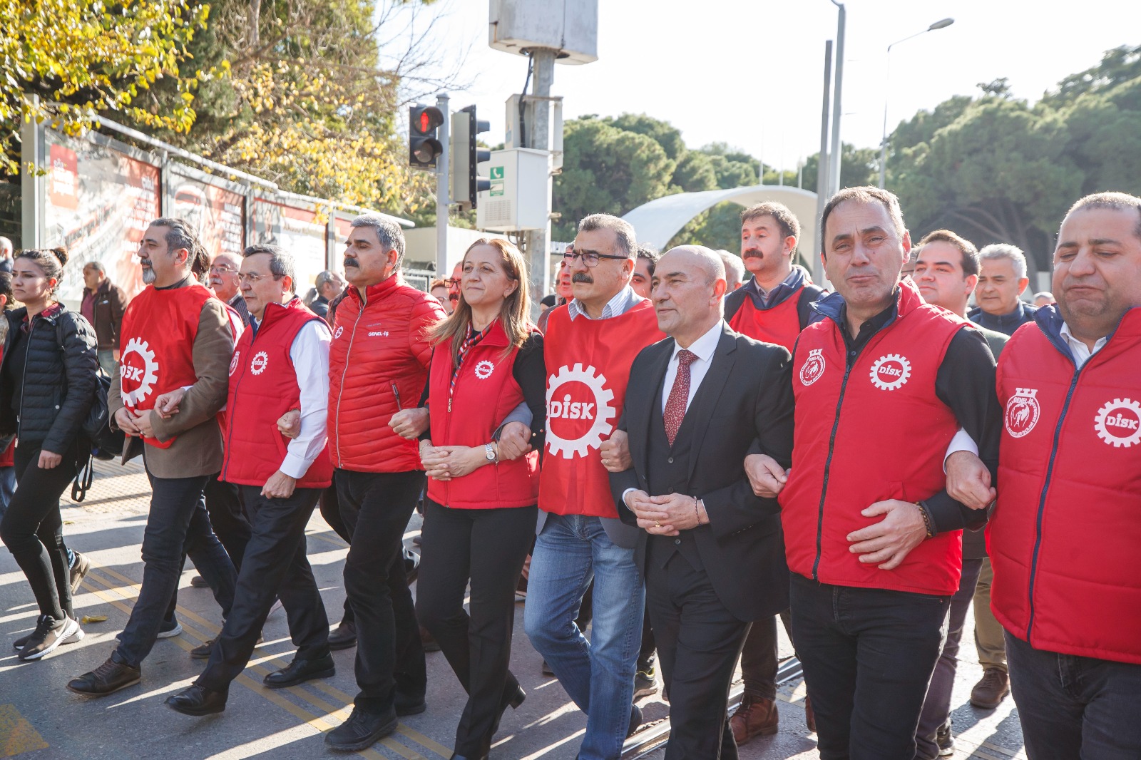 Başkan Soyer, DİSK Genel İş Sendikası işçilerinin düzenlediği yürüyüşe katıldı