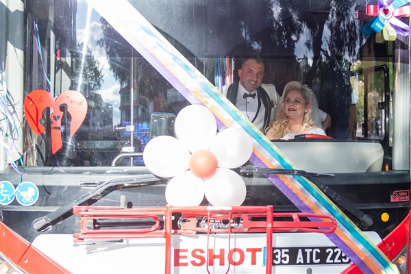 Şoför çift, yolcu taşıdığı otobüsle nikahına gitti