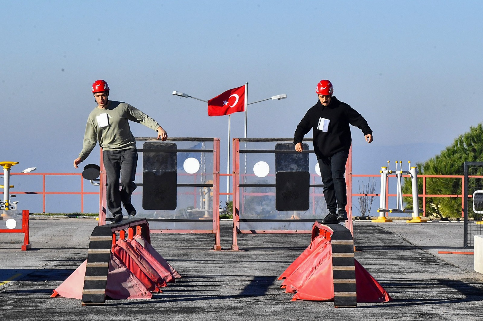 İzmir İtfaiyesi’ne girmek için ter döktüler