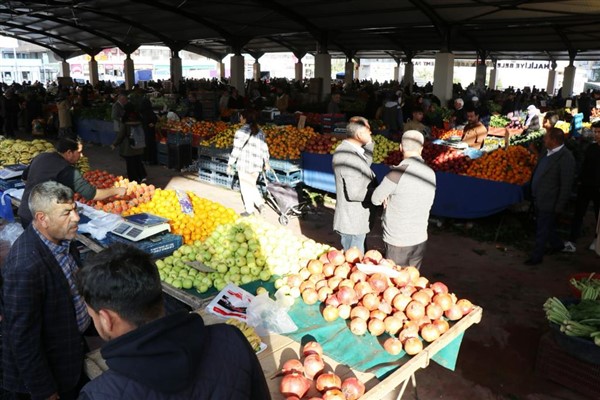 Vatandaşlardan Başkan Canpolat’a Karşıyaka’ya kazandırılan kompleks için teşekkür