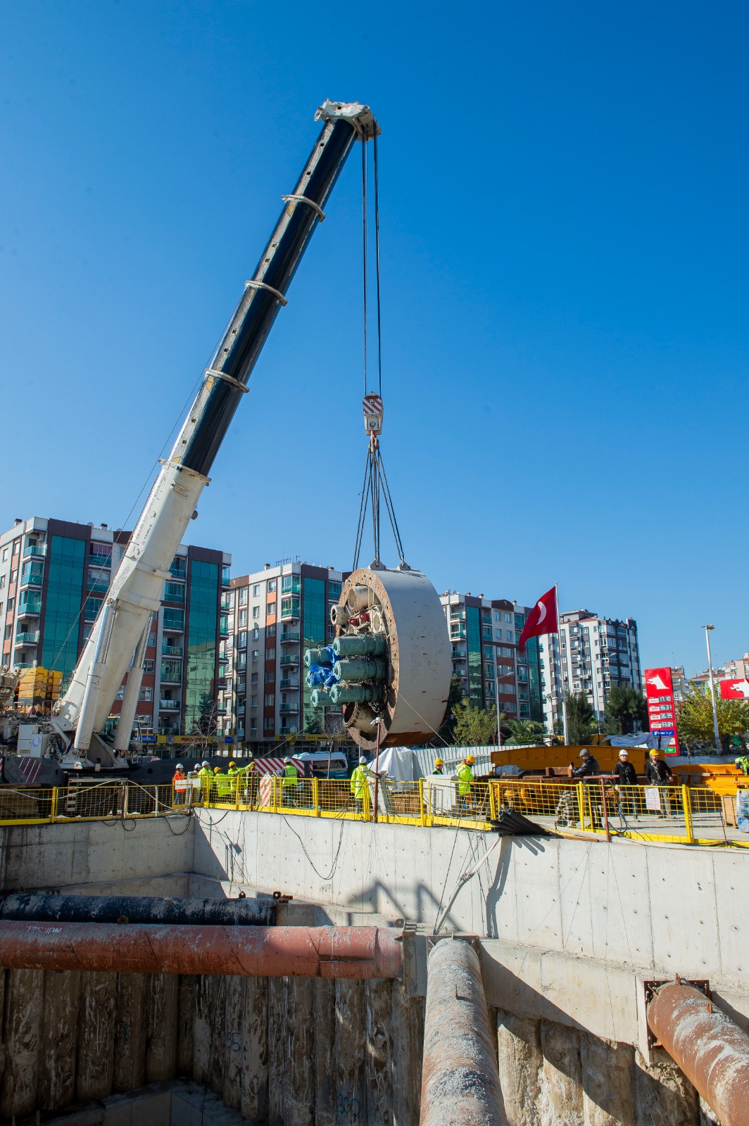 Buca Metrosu’nda beklenen TBM’ler temel kazısına indirildi