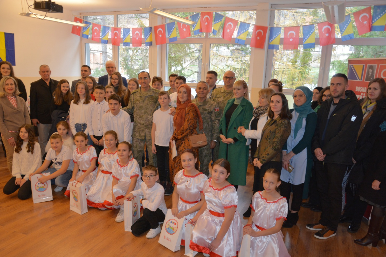 Travnik İrtibat ve İzleme Timi bölgesinde teslim töreni gerçekleştirildi