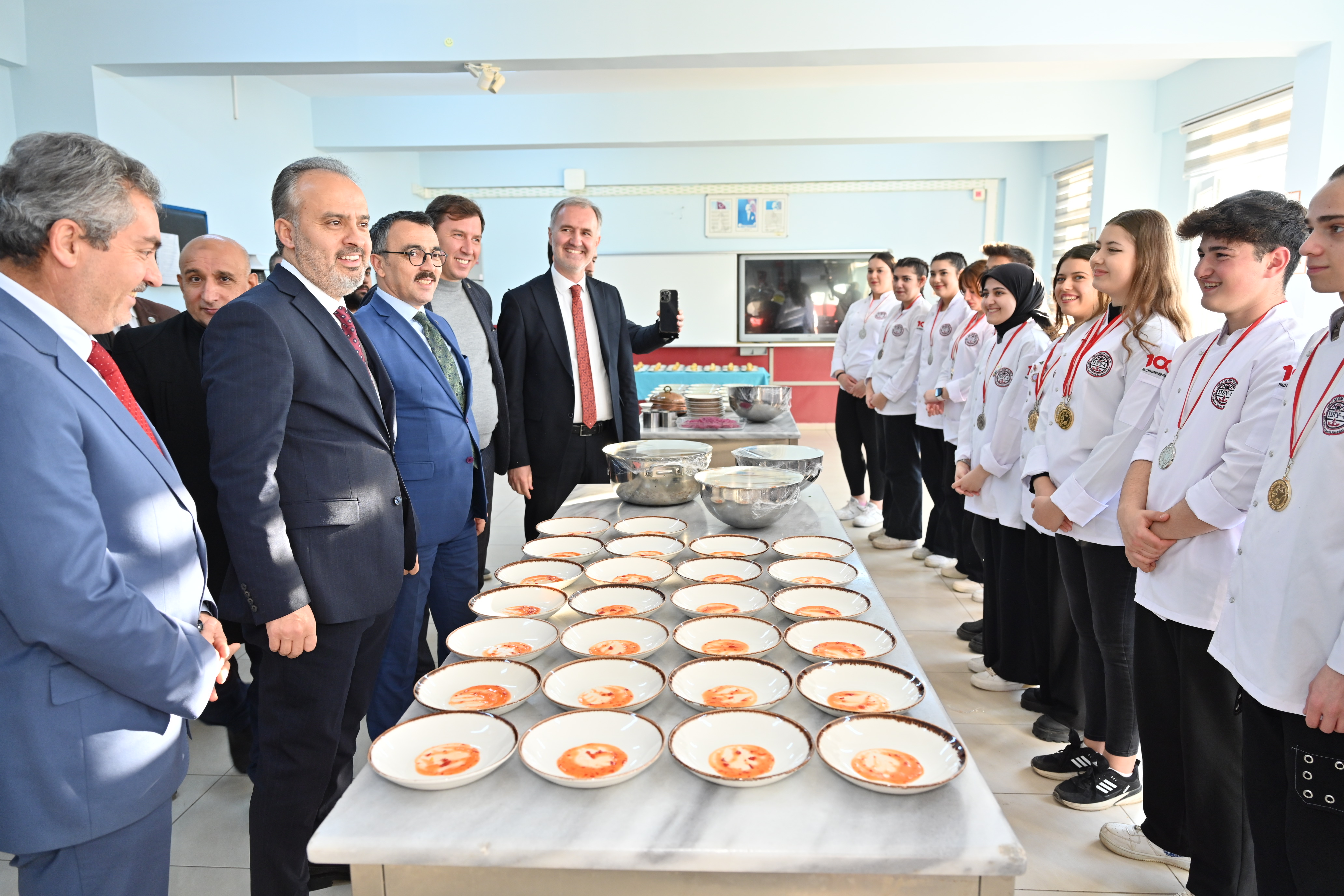 Başkan Aktaş’tan madalyalı öğrencilere ziyaret