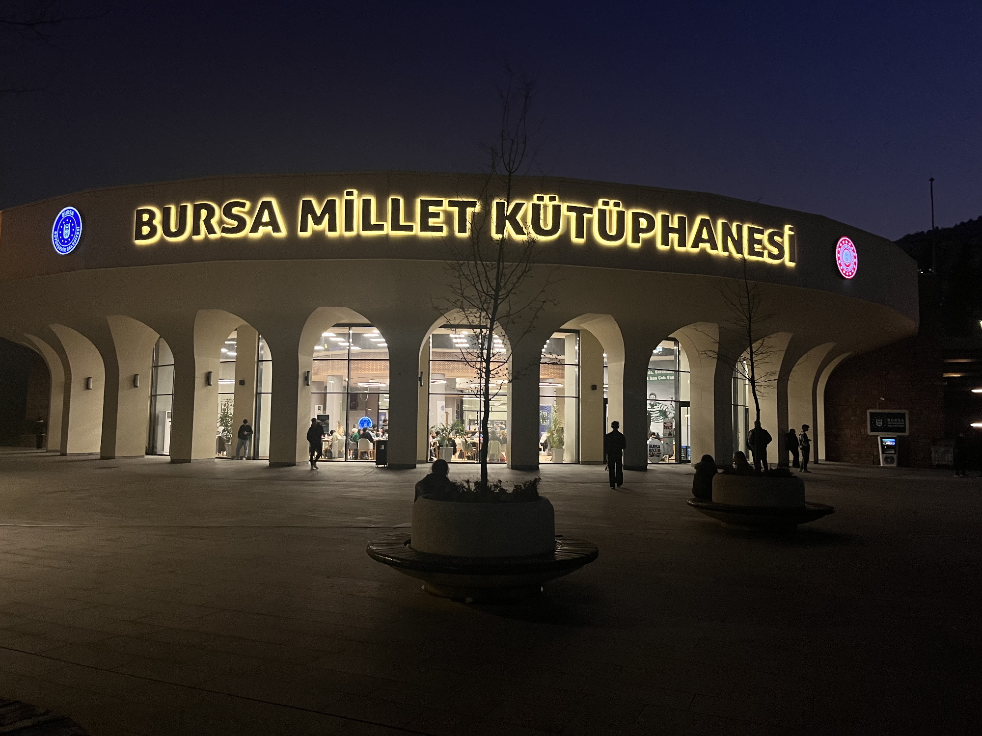Bursa’daki Millet Kütüphanesi kapılarını 24 saat açık tutuyor