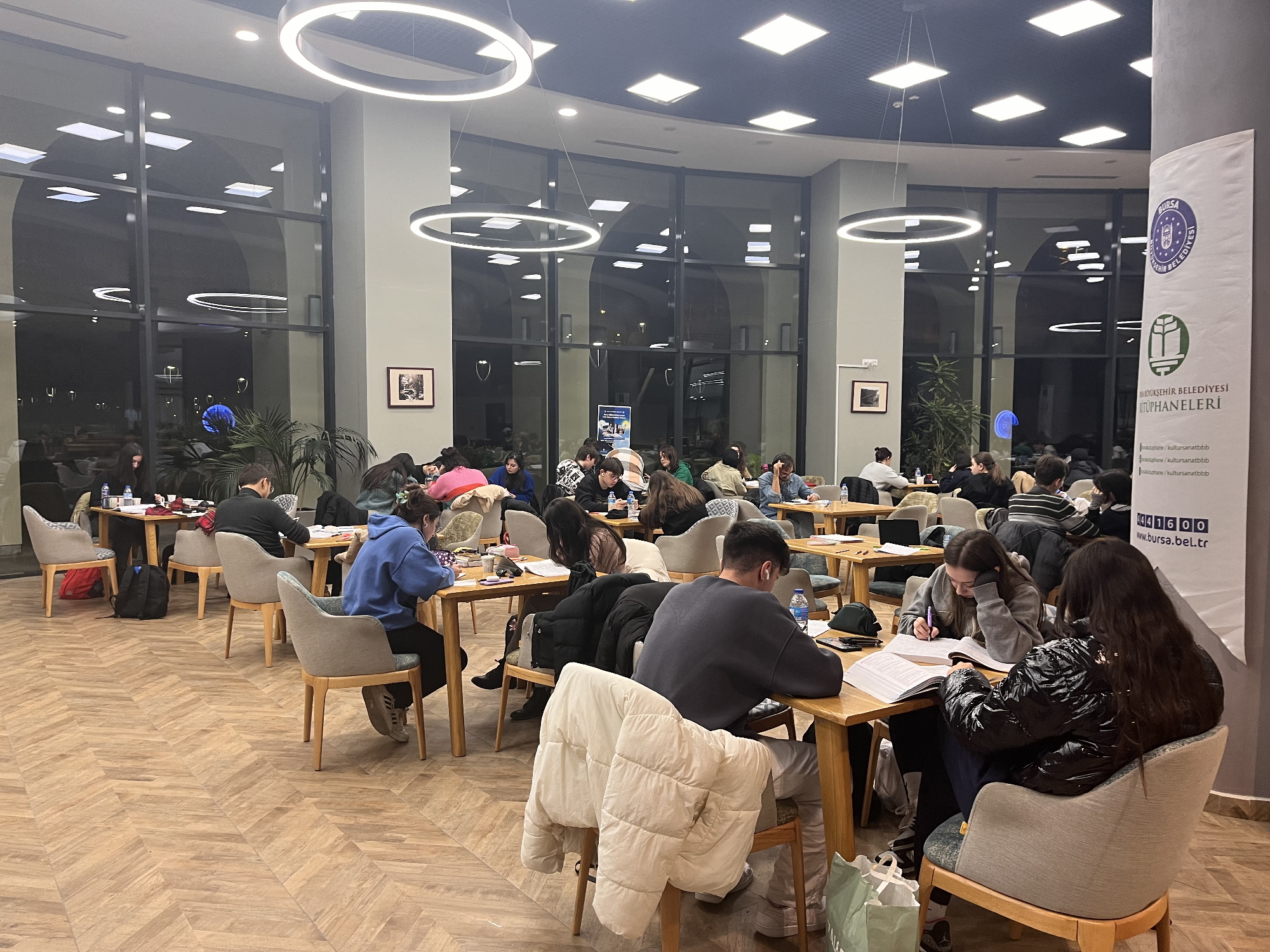 Bursa’daki Millet Kütüphanesi kapılarını 24 saat açık tutuyor