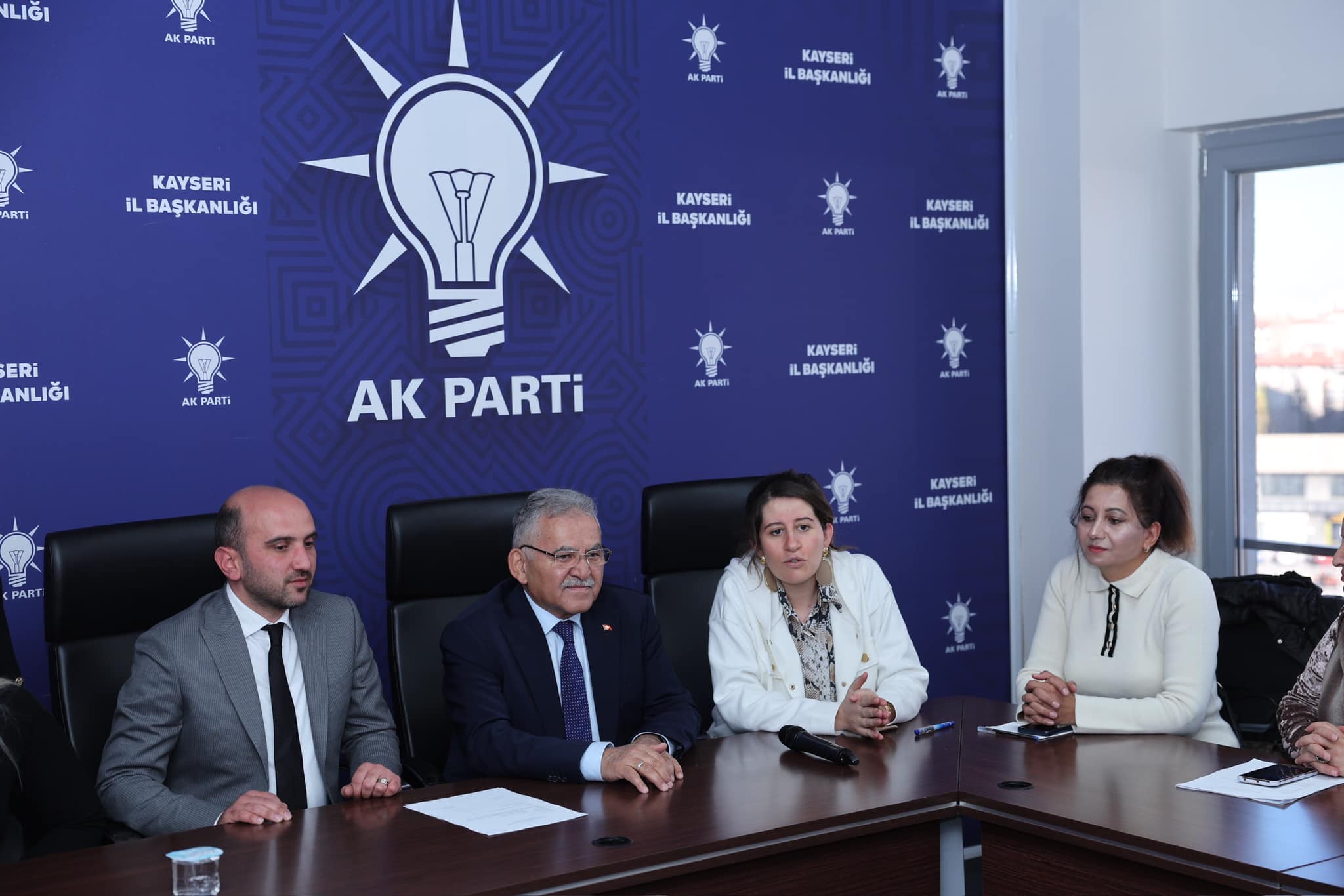 Başkan Büyükkılıç, Melikgazi İlçe Kadın Kolları Başkanlığı’nın toplantısına katıldı