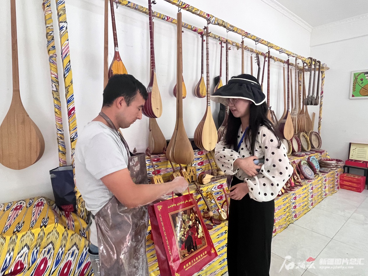 Xinjiang’ın güneyindeki Müzik Çalgıları Köyü’nde zanaatkârlar zenginleşiyor