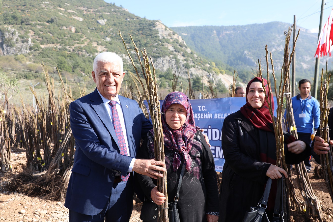 Muğla’da üreticilere meyve fidanı dağıtımı yapıldı