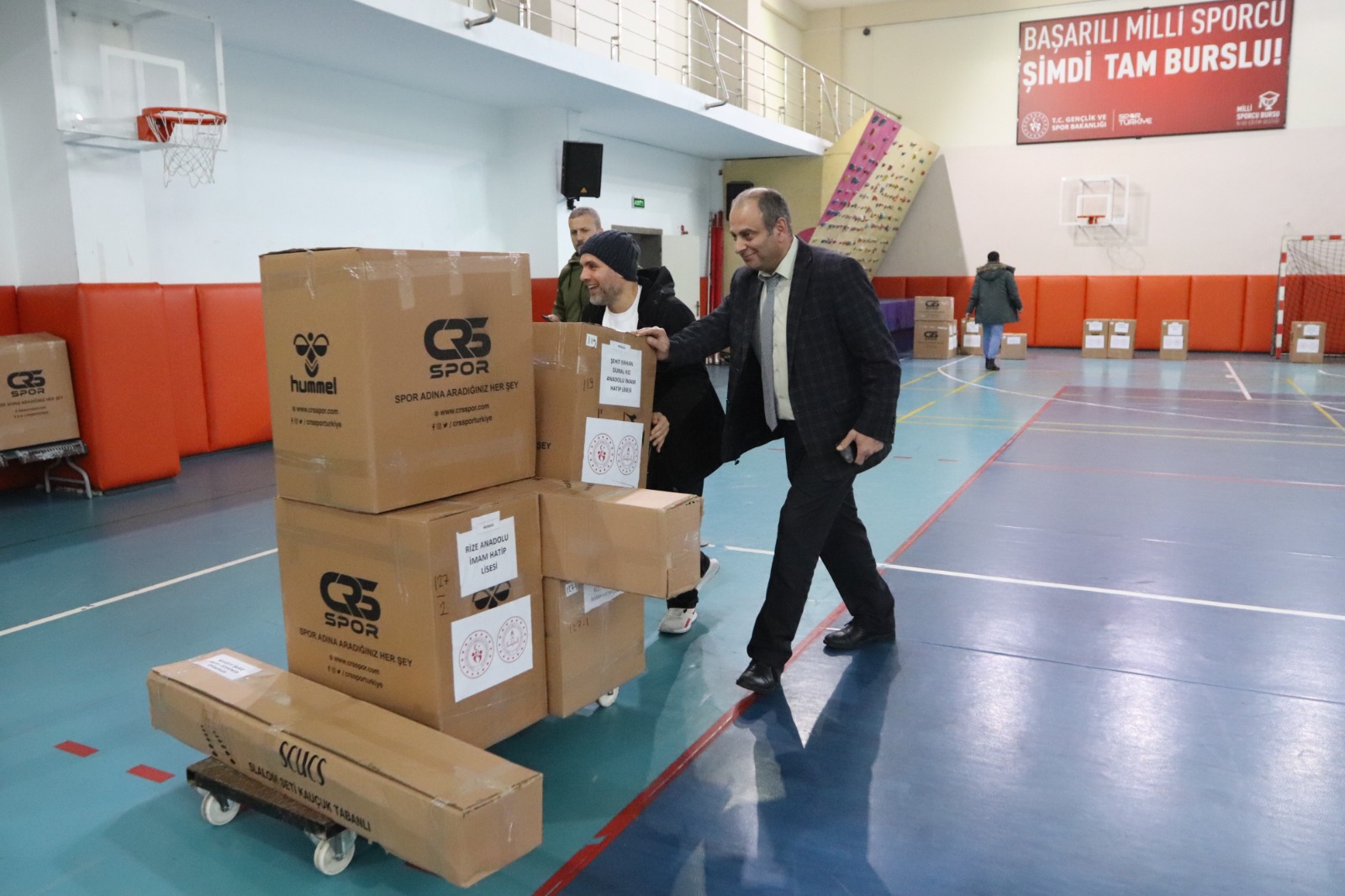 Rize’de okullara 2 milyon değerinde spor malzemesi yardımı gerçekleştirildi