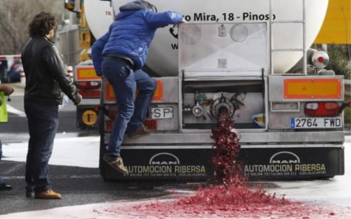Fransa’da şarap üreticilerinden protesto: Binlerce litre şarabı yola döktüler