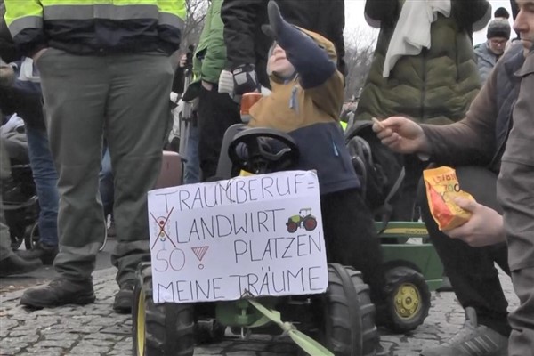 Almanya’da çiftçiler binlerce traktörle Berlin’de caddeyi trafiğe kapattı