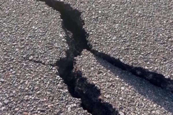 Hasarlı yollar depremin vurduğu Noto Yarımadası’nda trafiği engelliyor