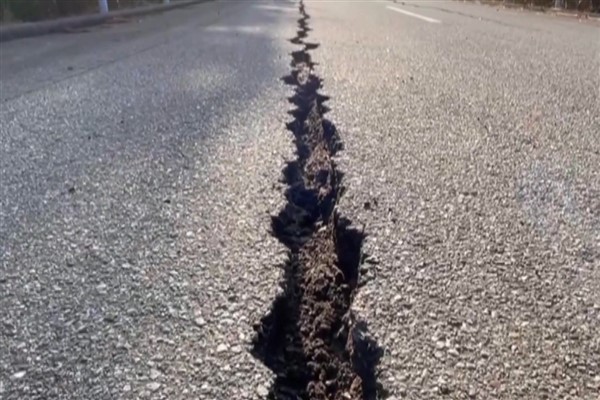 Hasarlı yollar depremin vurduğu Noto Yarımadası’nda trafiği engelliyor
