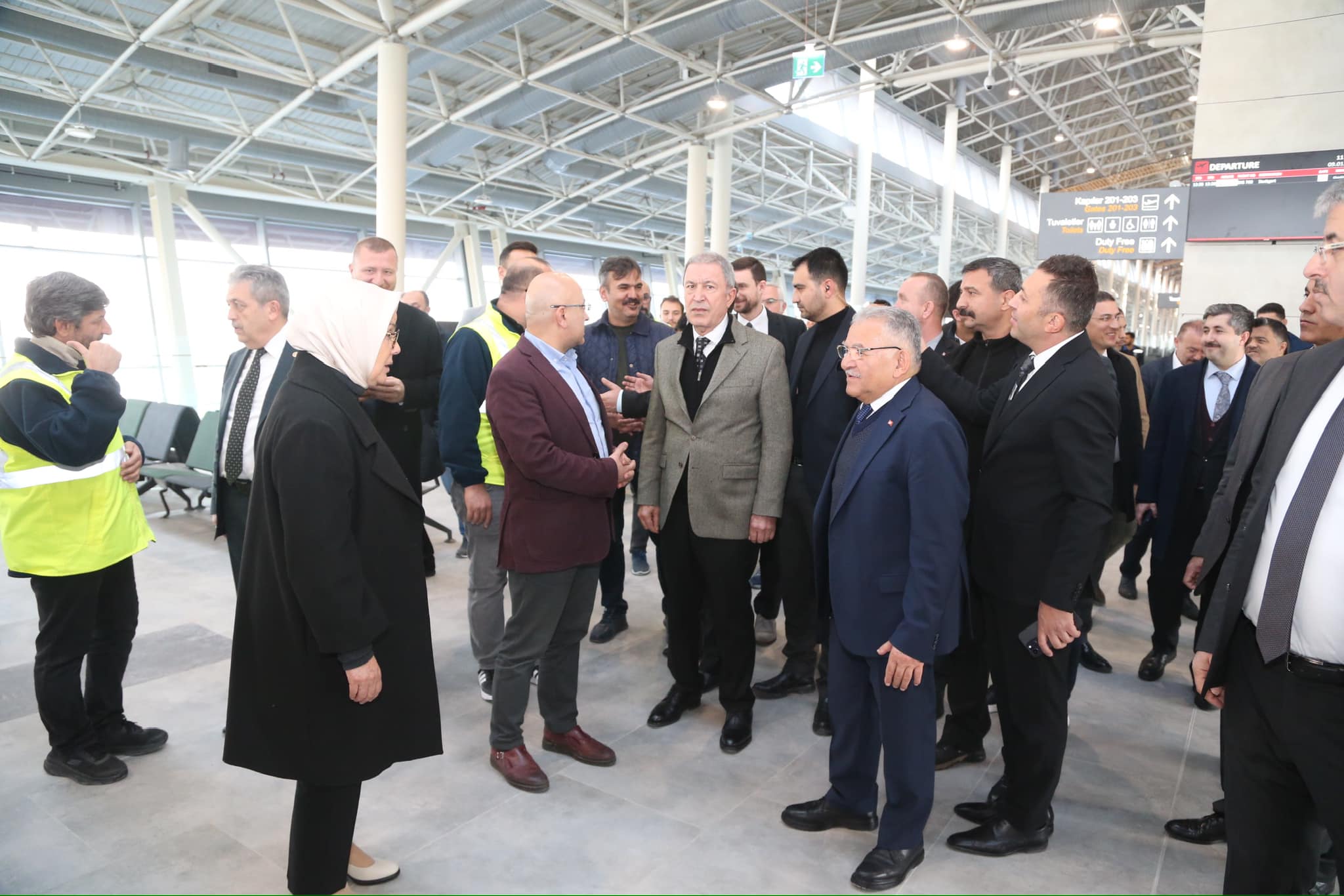 Başkan Büyükkılıç ve Akar, Kayseri Havalimanı Yeni Terminal Binası’nı inceledi