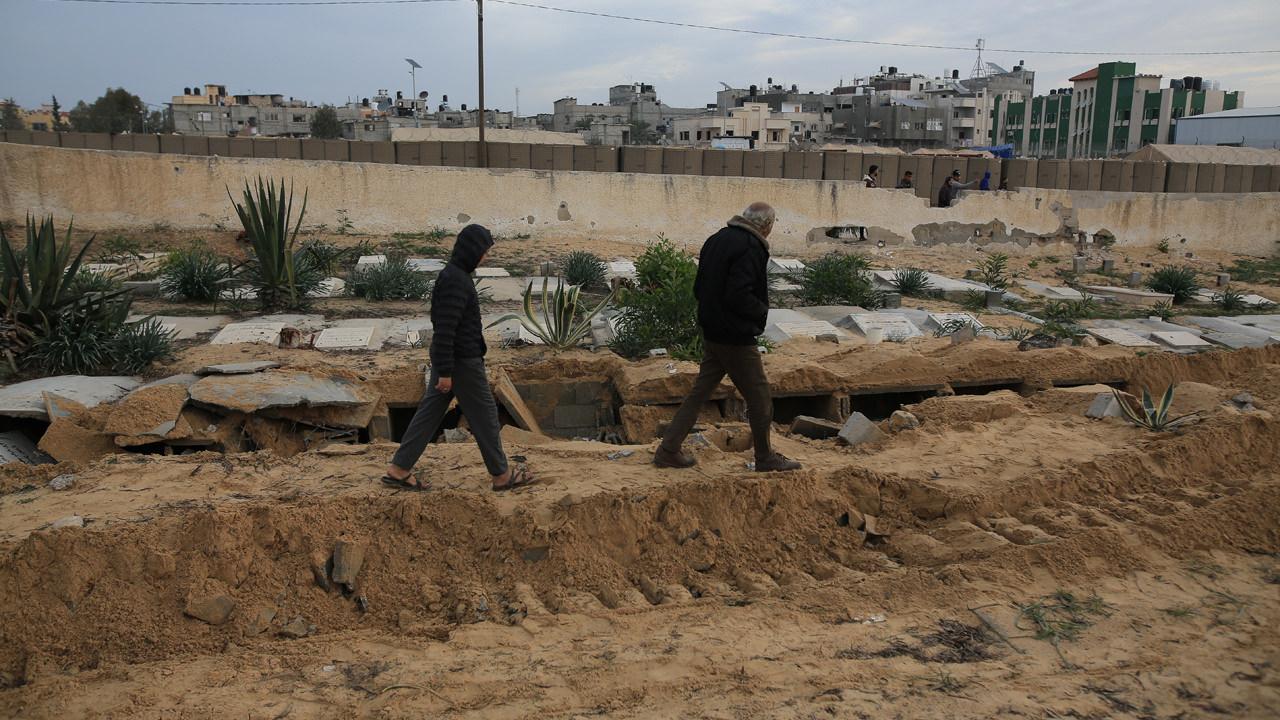 İsrail, Gazze’de mezarları talan ettiğini doğruladı