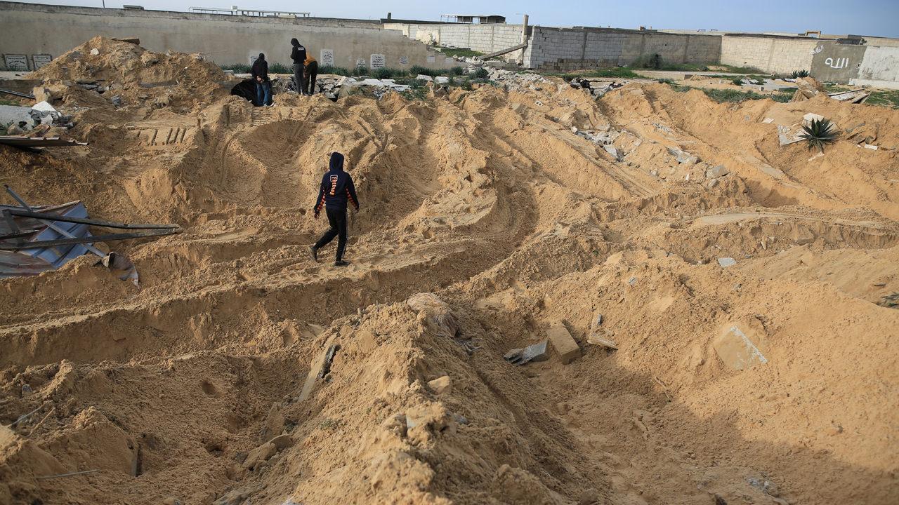 İsrail, Gazze’de mezarları talan ettiğini doğruladı