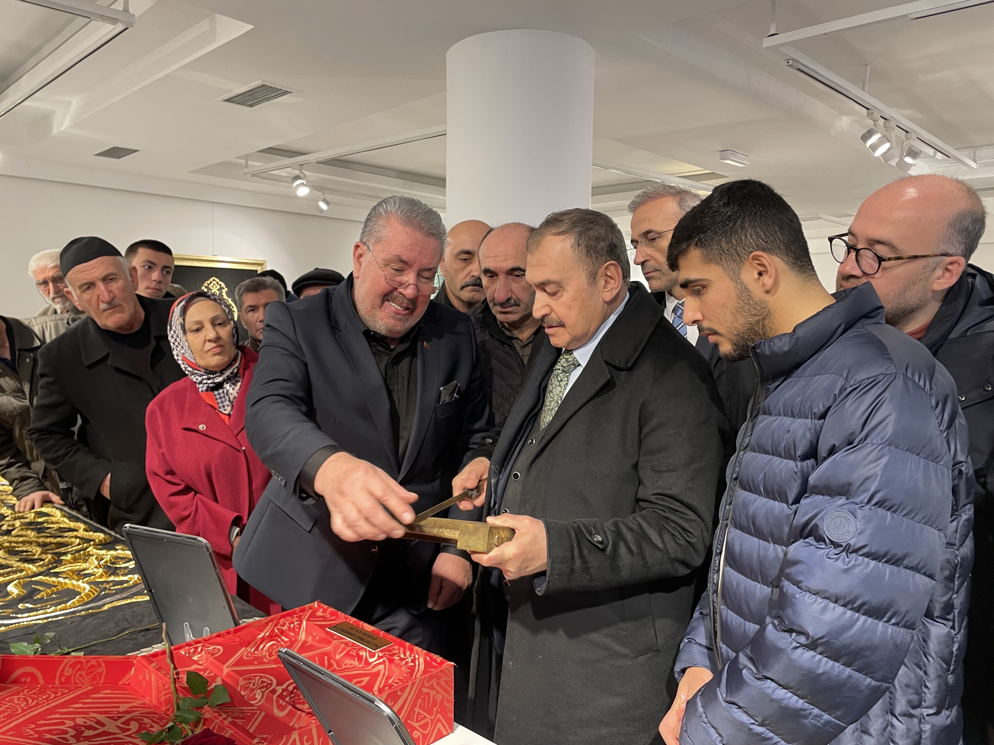 “Kabe Örtüleri ve Mukaddes Emanetler” sergisi Bursa’da açıldı