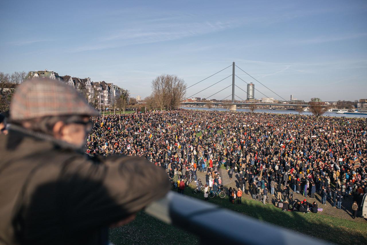 Almanya’nın Hamburg kentinde aşırı sağ karşıtı gösteriye yaklaşık 50 bin kişi katıldı