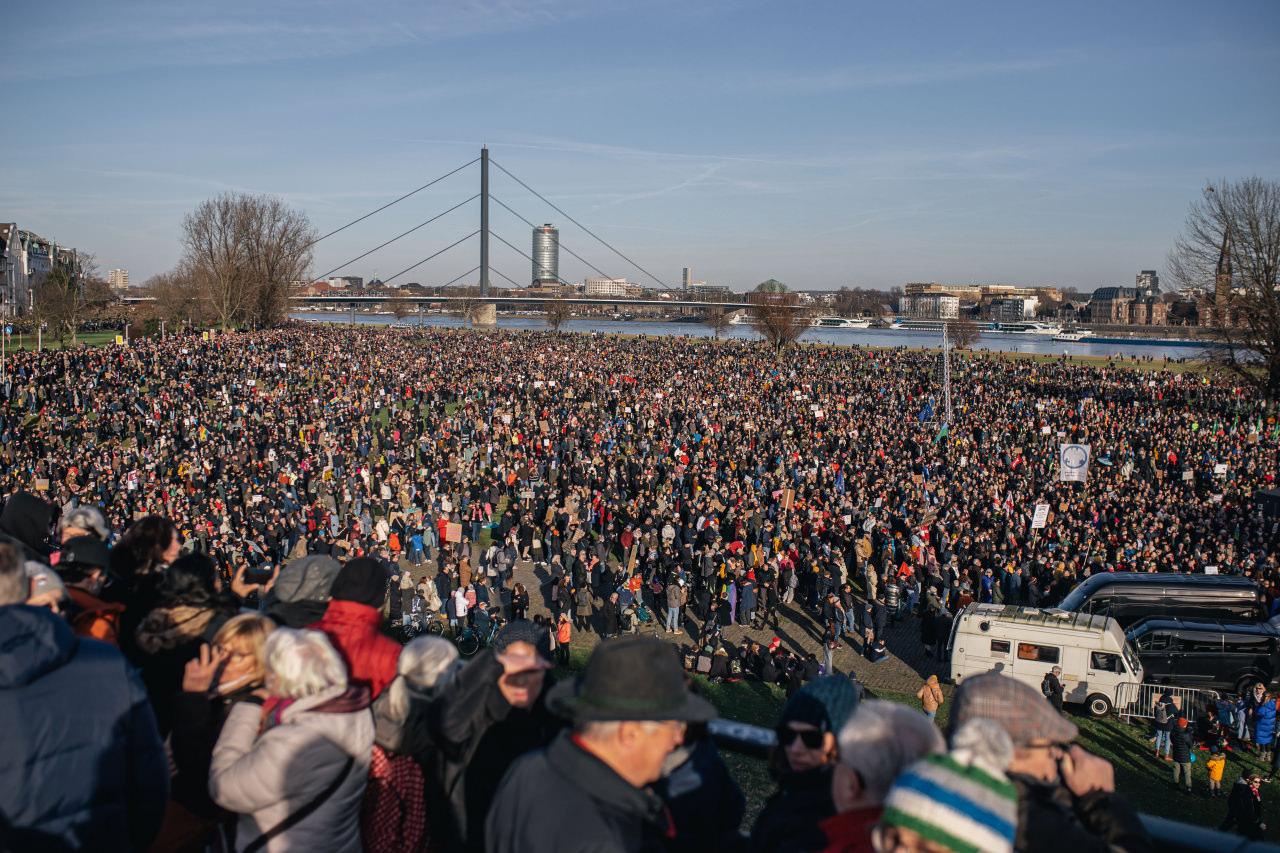 Almanya’nın Hamburg kentinde aşırı sağ karşıtı gösteriye yaklaşık 50 bin kişi katıldı