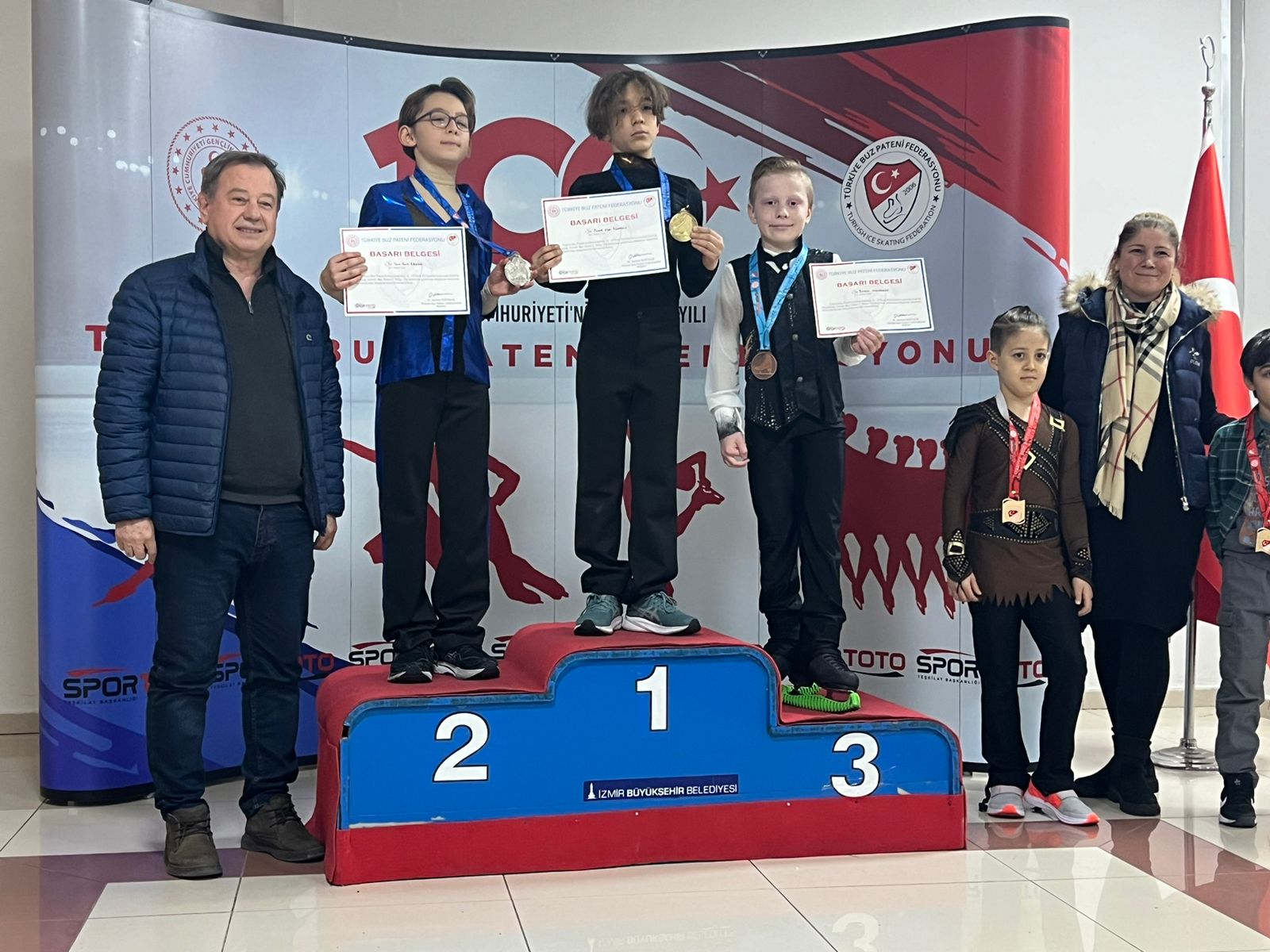 İzmir Büyükşehir Belediyesi sporcuları, buz pateninde 9 madalya kazandı