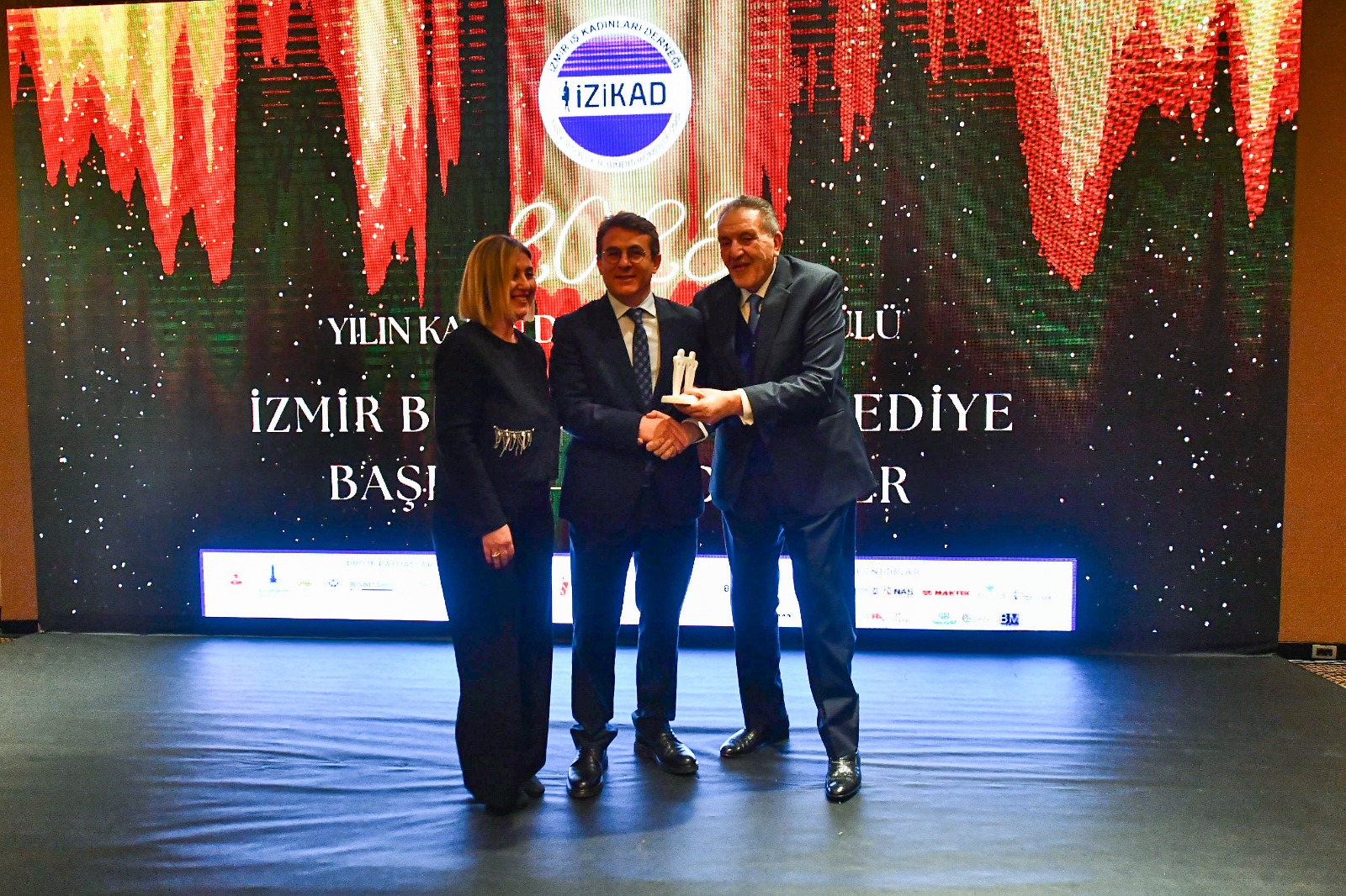 İZİKAD’dan İzmir’e 2023 Yılı Kadın Dostu Kent Ödülü
