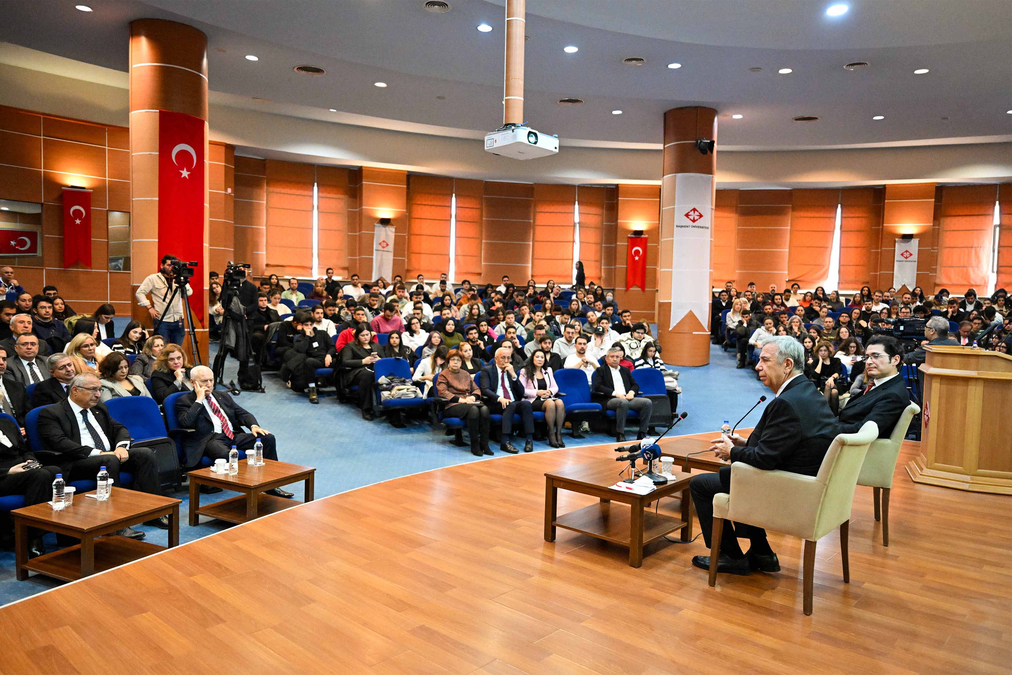 Başkan Yavaş, Başkent Üniversitesi’nde öğrencilerle buluştu