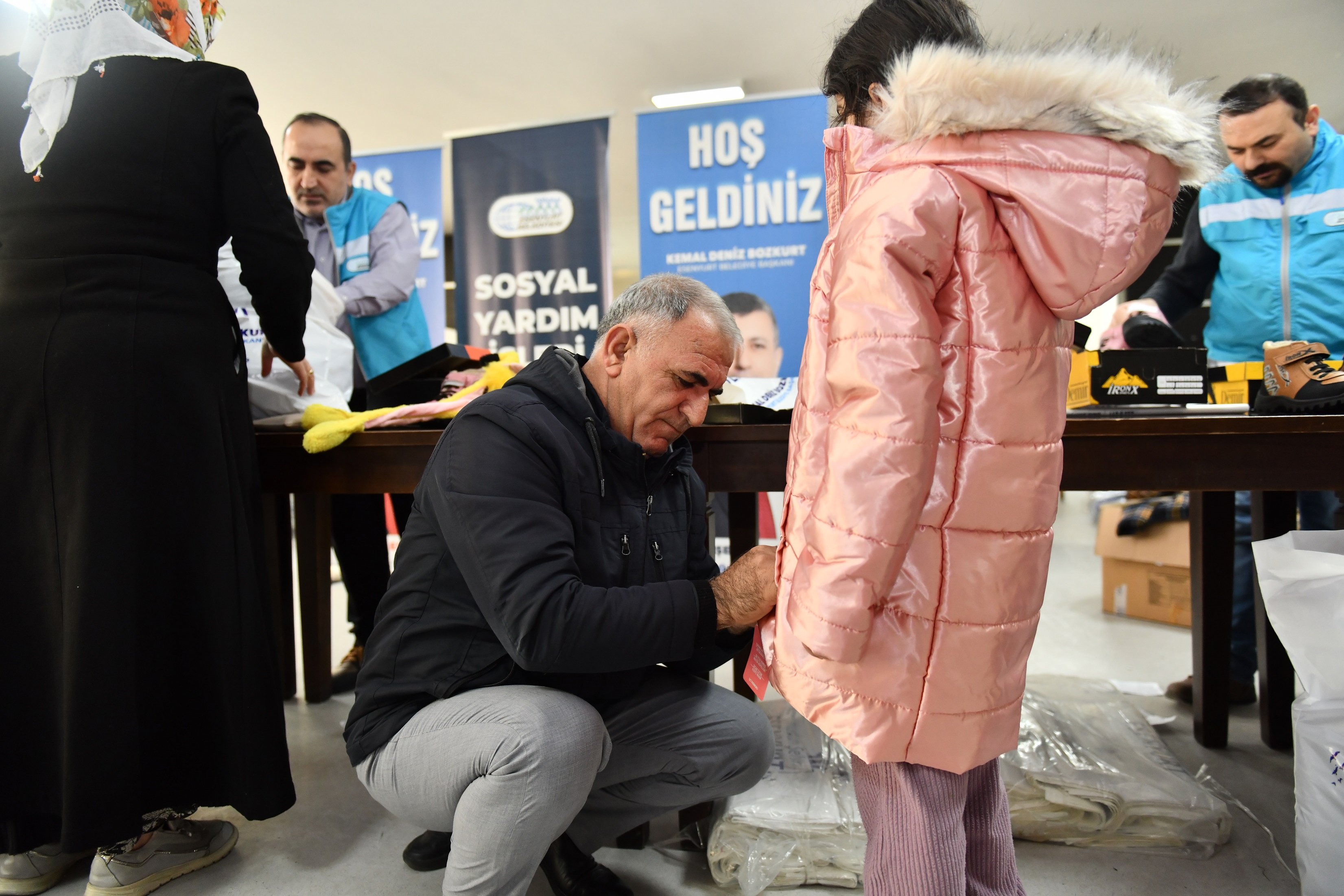 Esenyurt Belediyesi’nden 6 bin çocuğa mont ve bot yardımı