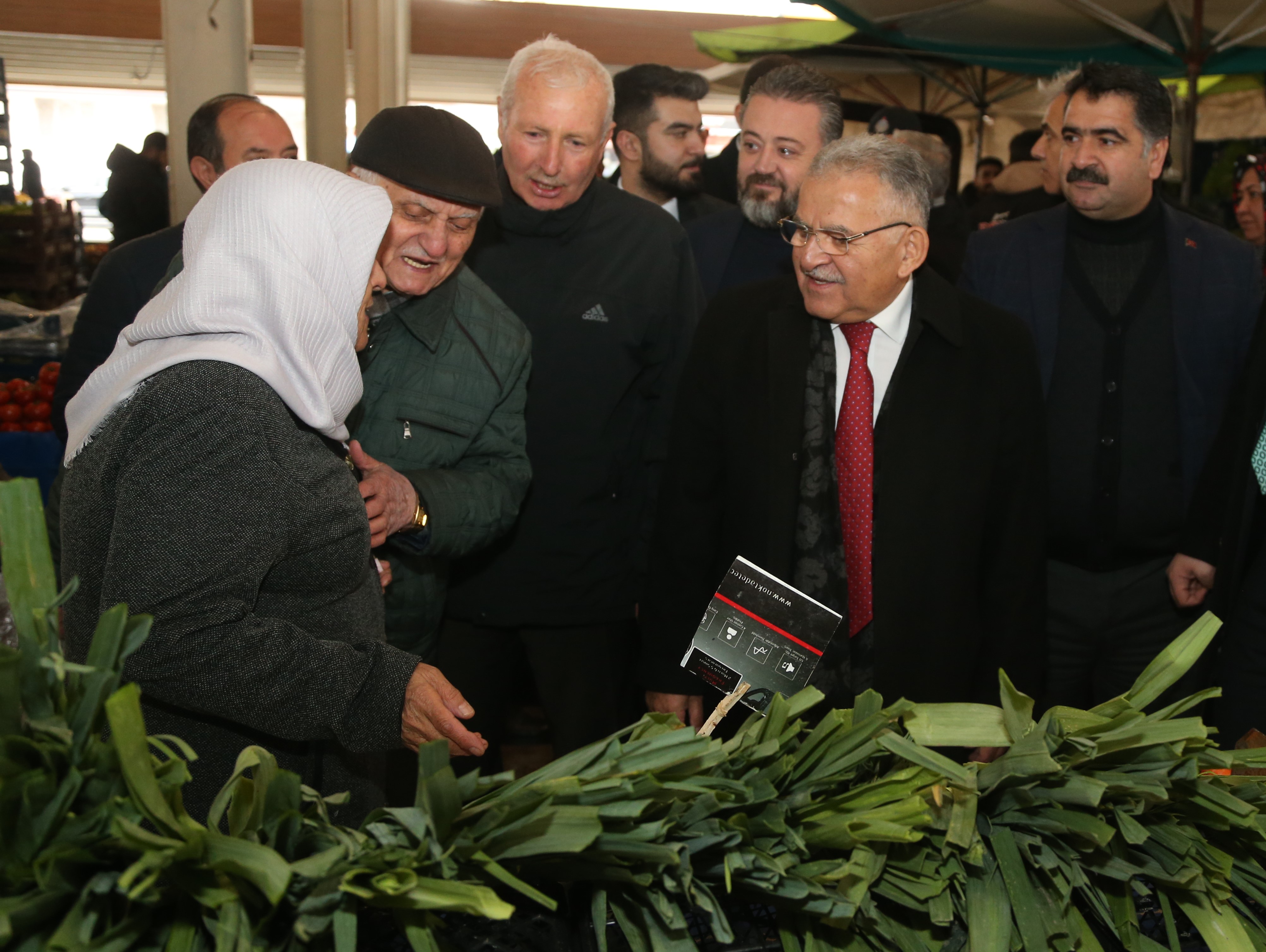 Başkan Büyükkılıç, Erciyesevler Semt Pazarı’nı ziyaret etti